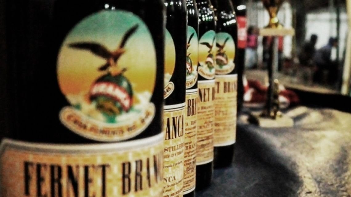 Festival del Fernet en Cosquín: la bebida que “no tiene clase social” y ahora tendrá su propio monumento