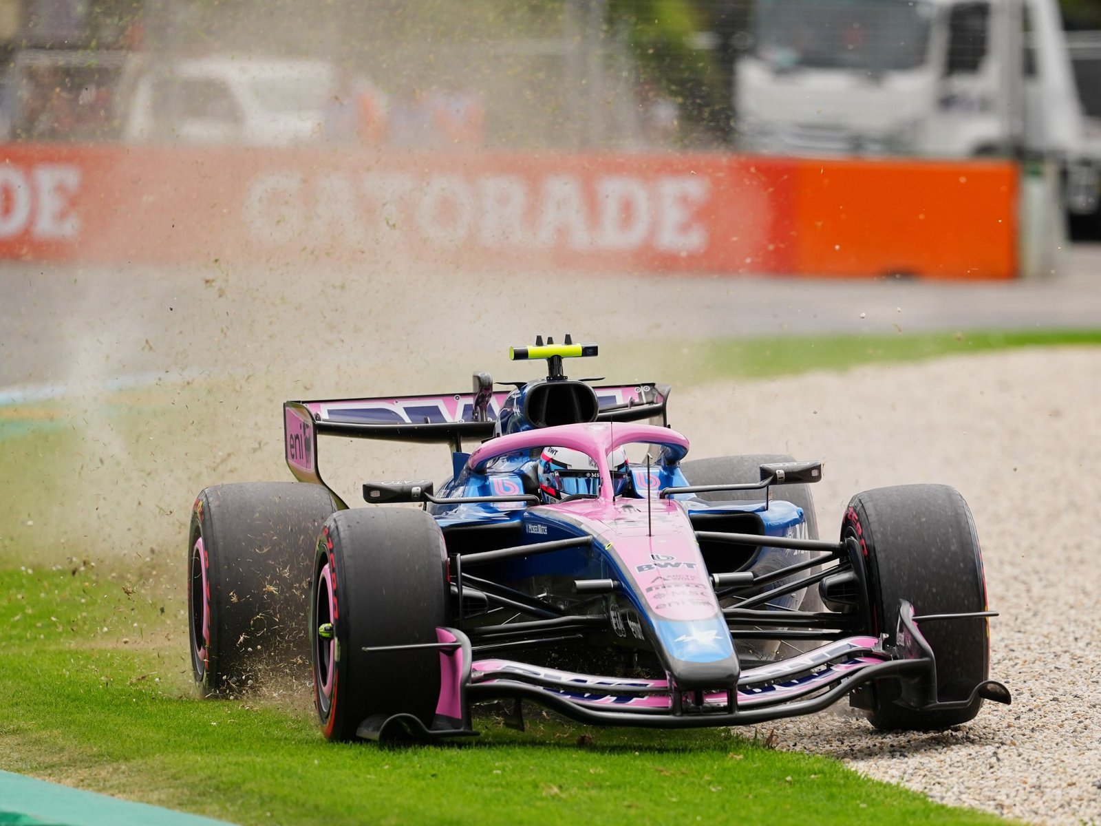 Franco Colapinto largará 16° el GP de Australia, donde Max Verstappen sufrió un choque impensado en Q1 y Mercedes hizo el 1-2