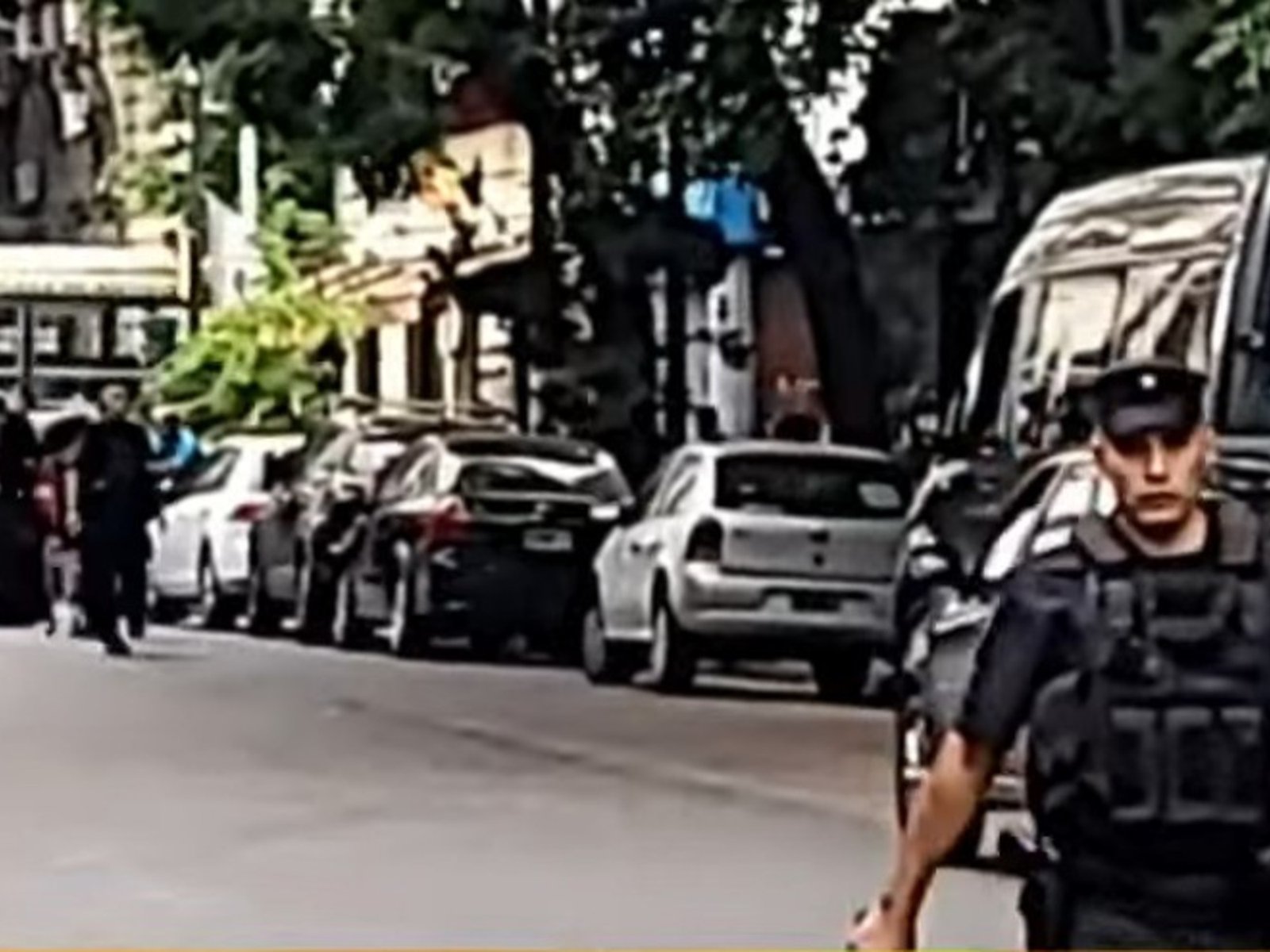 Fuerte operativo policial frente al Congreso por un paquete sospechoso al lado de una cabina de gas