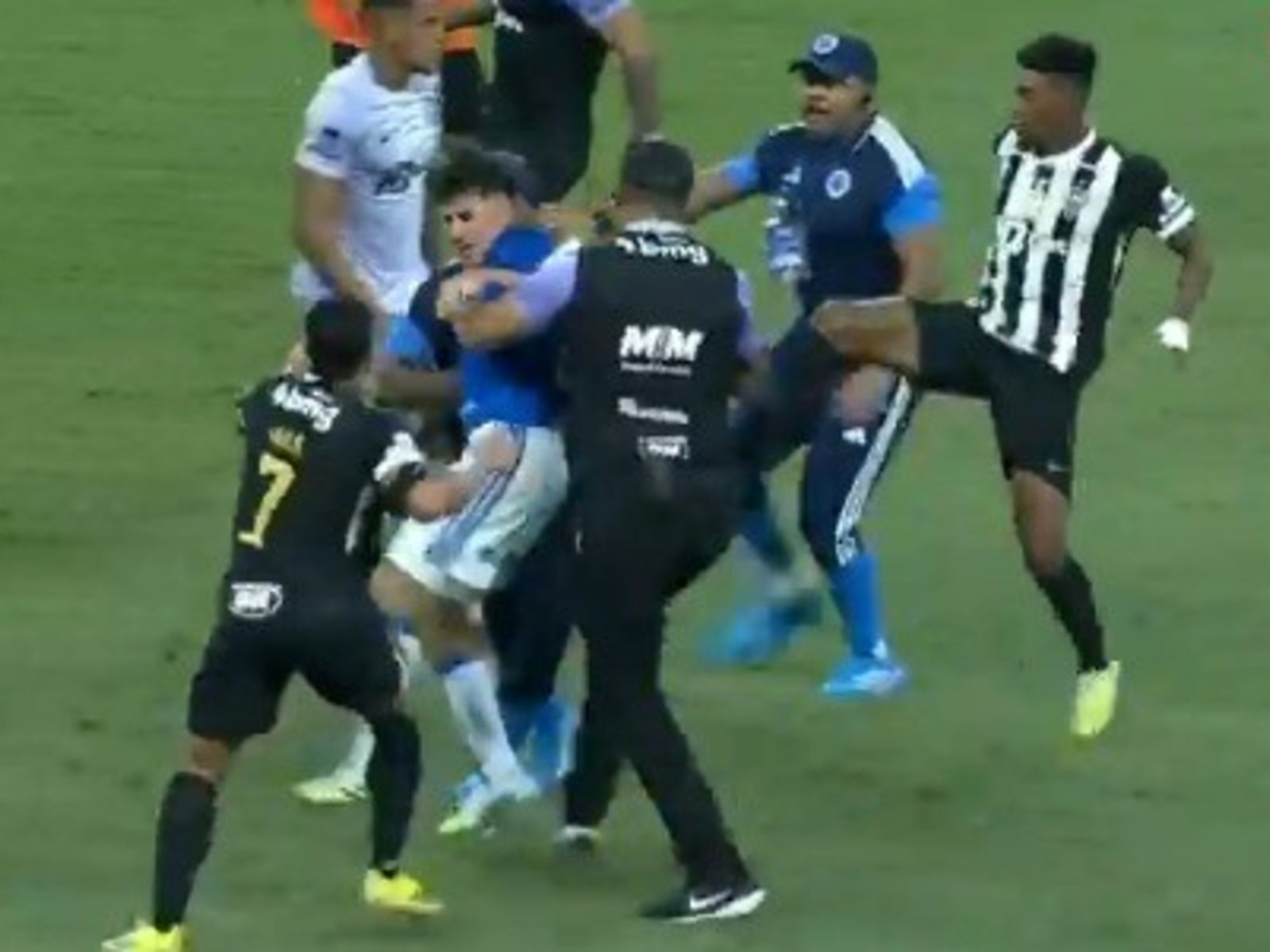 Hulk terminó a las piñas con un argentino