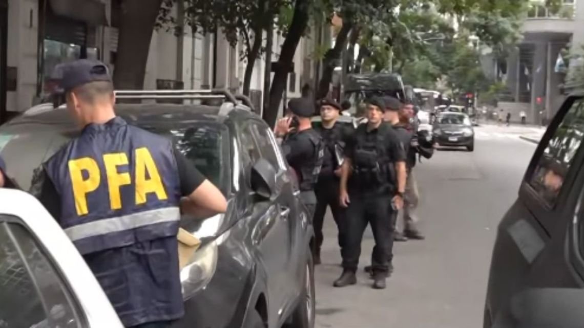 La Policía Federal desplegó un operativo por un paquete sospechoso frente al Congreso: era un portafolio con lápices