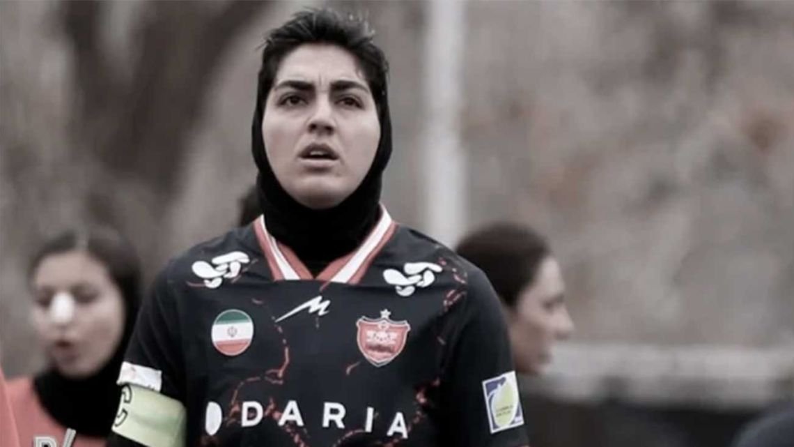 La capitana de la selección femenina de fútbol de Irán volvió a su país: ¿su familia está bajo amenaza?