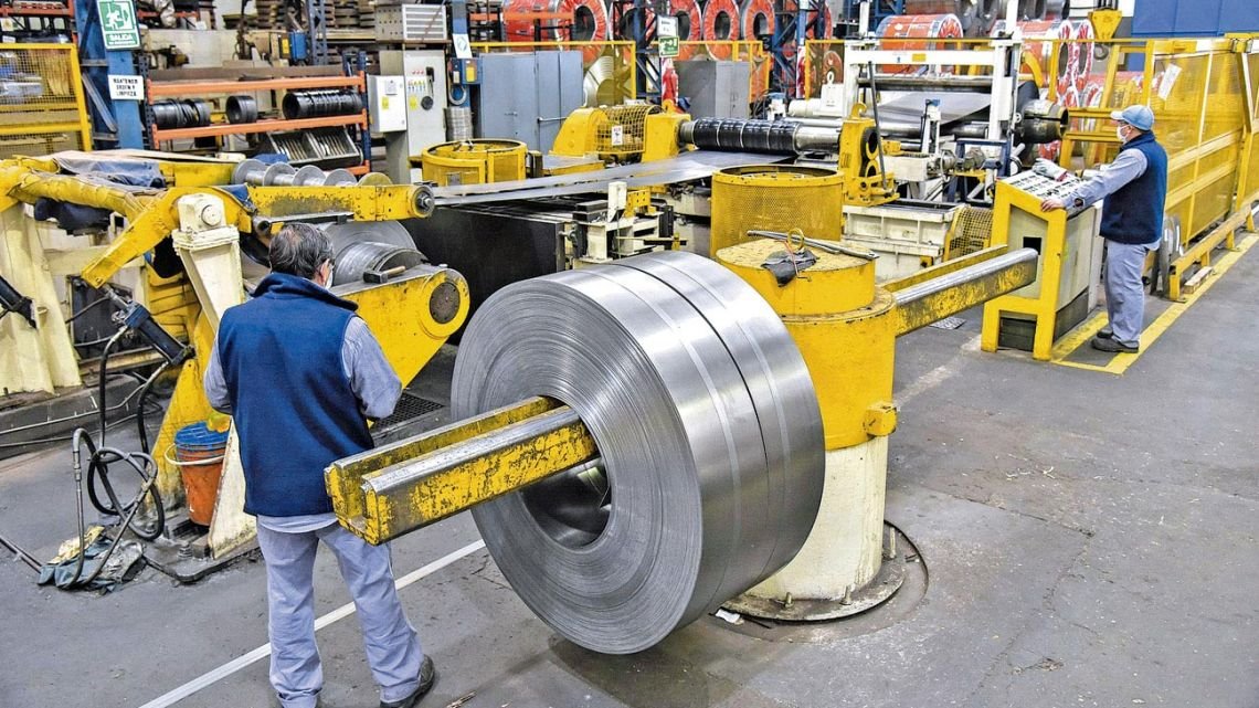 La industria pierde 160 empleos por día en la Argentina