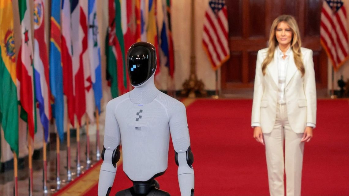 La primera dama de los Estados Unidos participó de una cumbre tecnológica junto a un robot con inteligencia artificial
