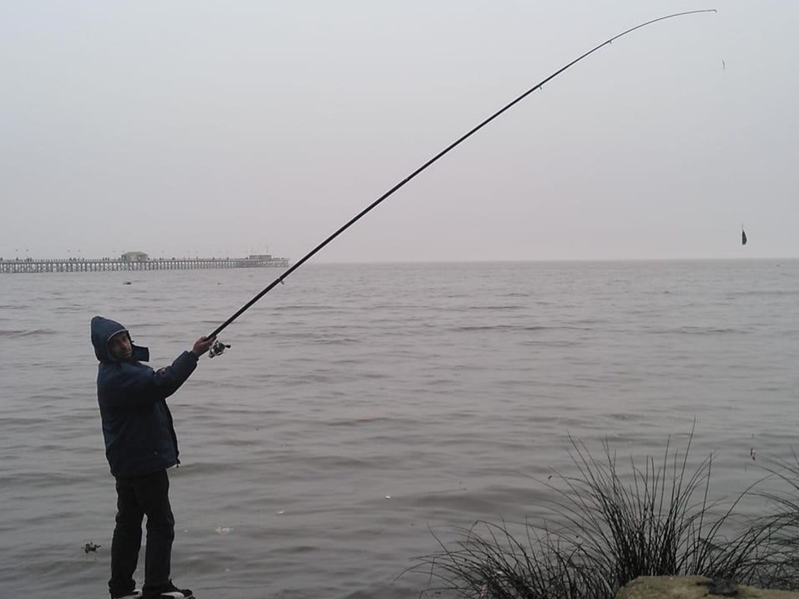 La salida de pesca de un hombre con su hijo de 11 años que terminó en una muerte absurda en Quilmes