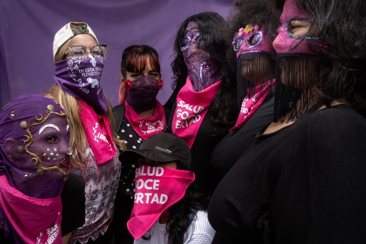 Los rostros de las mujeres chavistas y opositoras que marchan juntas en las calles de Caracas por el 8M