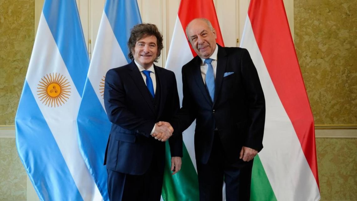 Milei empezó su día en Hungría con una reunión con el presidente Tamás Sulyok