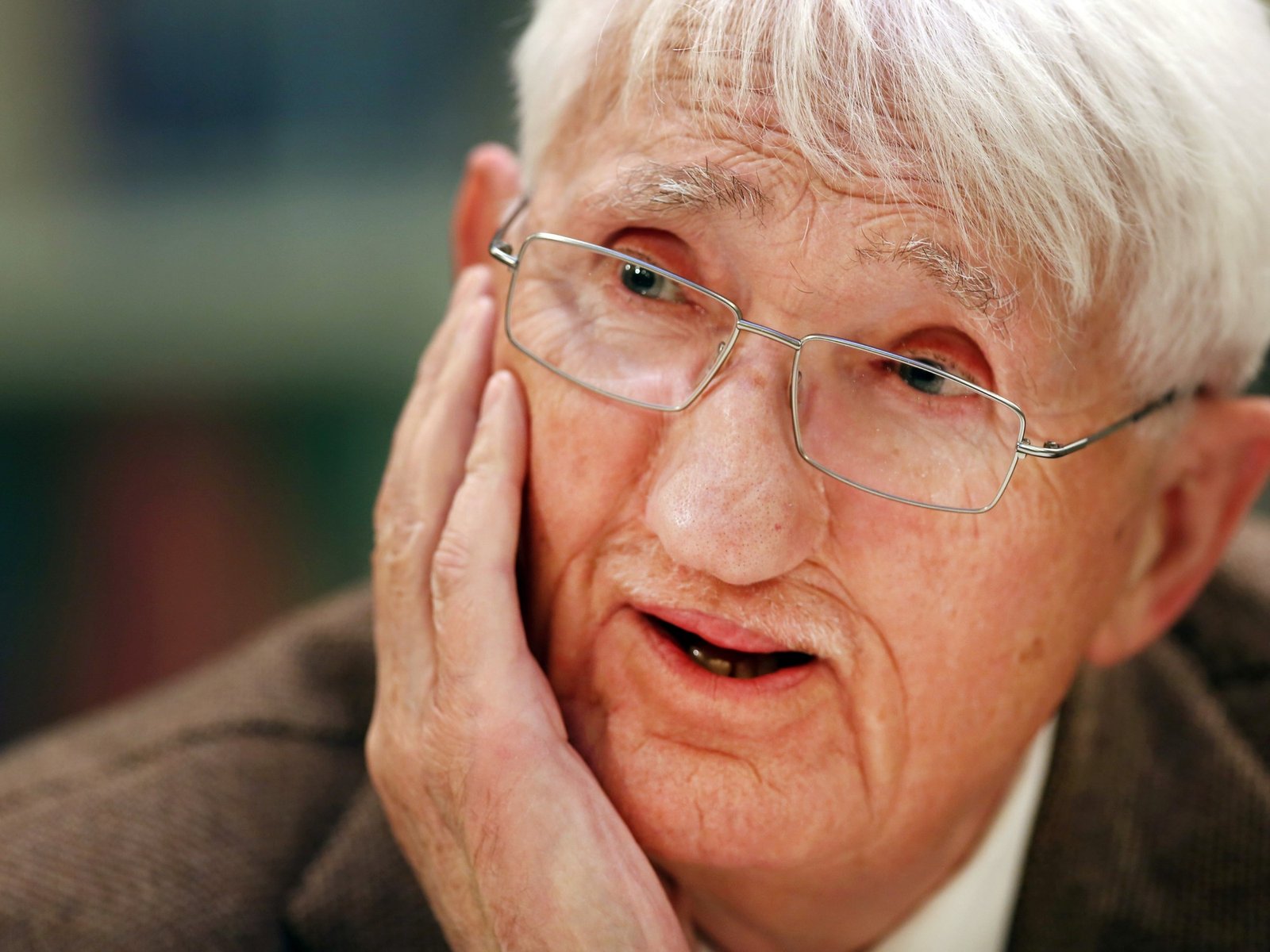 Murió Jürgen Habermas, el filósofo que despertó pasiones en Buenos Aires y anhelaba que los ciudadanos se escucharan y acordaran a través de la palabra