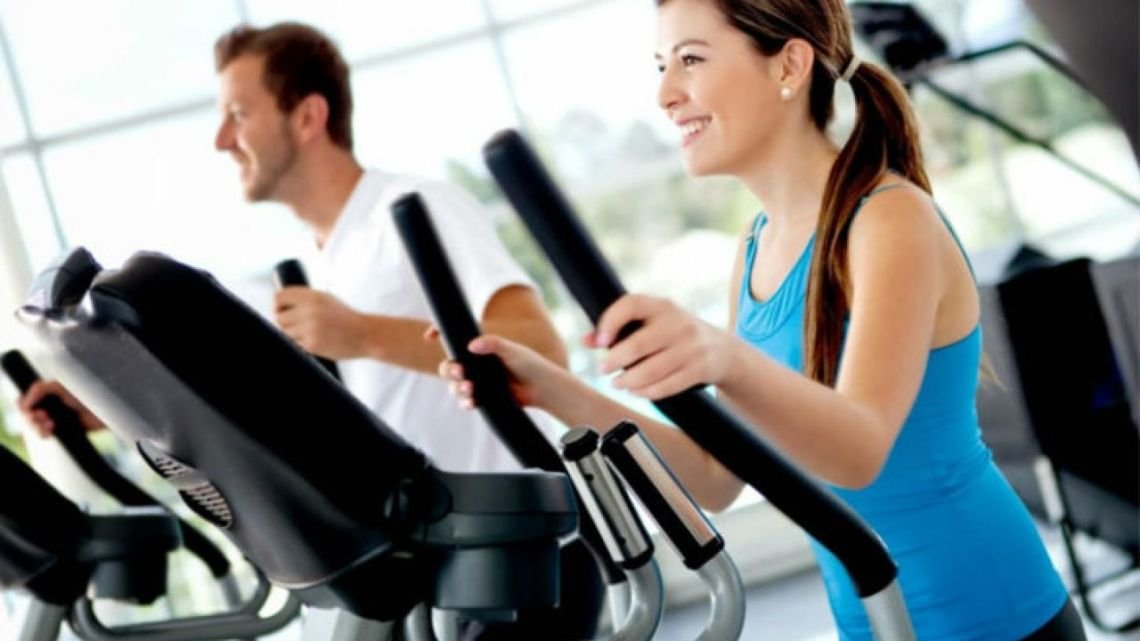 Música fuerte en el gimnasio: por qué daña tu cuerpo más que tus oídos