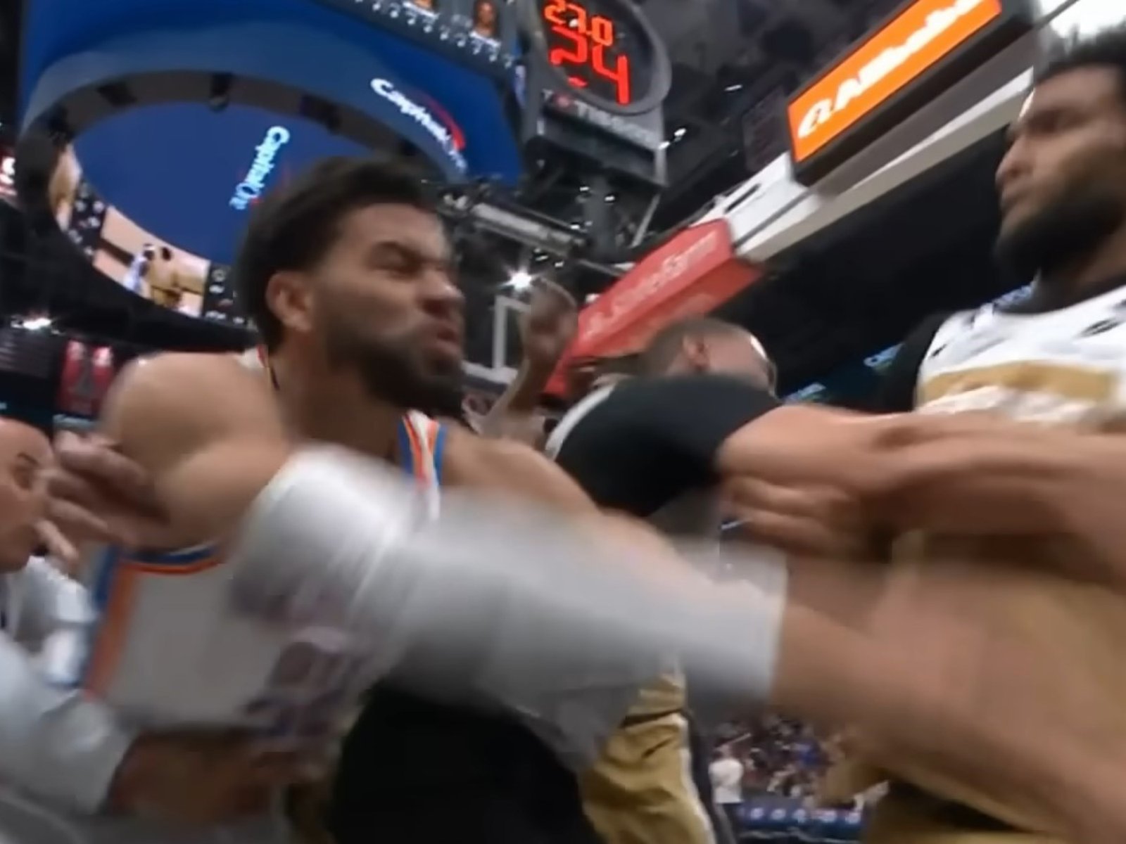 Oklahoma City Thunder y Washington Wizards se agarraron a trompadas y terminaron arriba de un camarógrafo