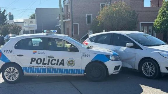 Patrullero colisionó con un Ford Fiesta en una esquina de Trelew
