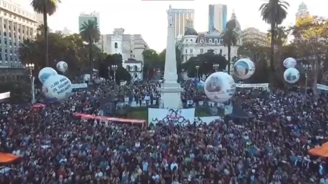 Plaza de Mayo custodia la Memoria: vigilia masiva a 50 años del golpe militar