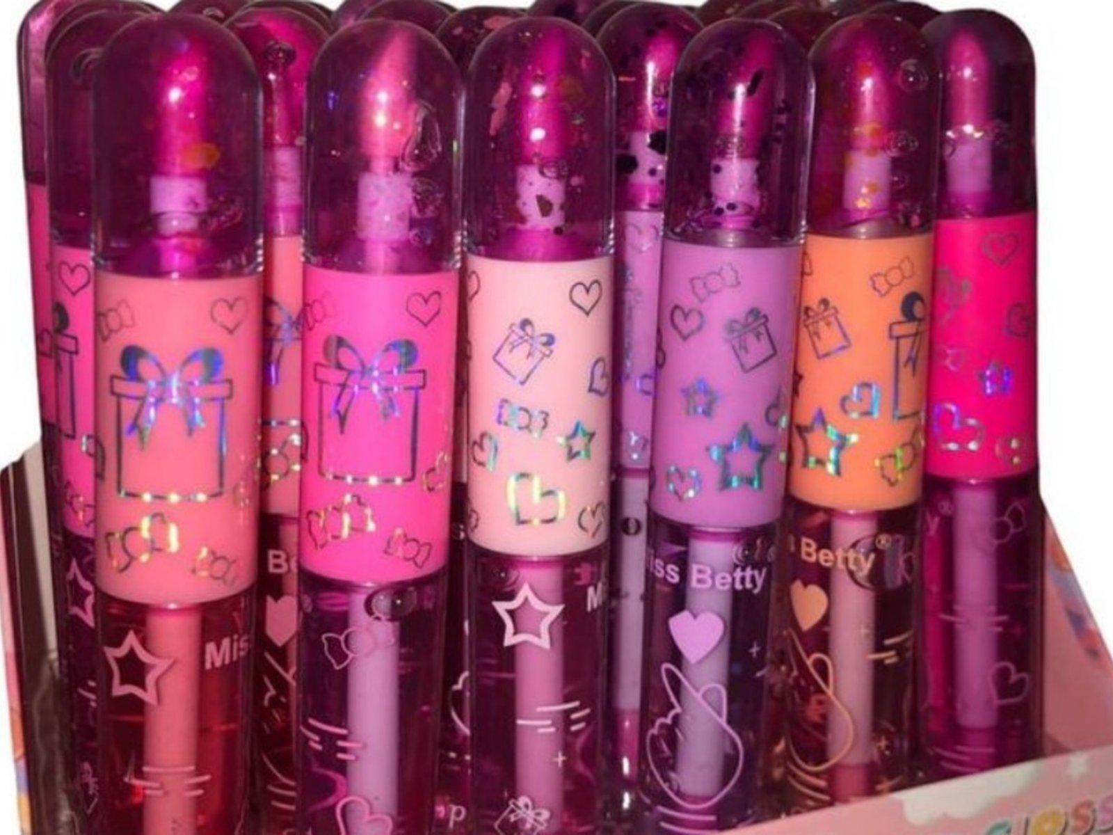 Prohíben brillos y lápices labiales infantiles, tratamientos capilares y un medicamento