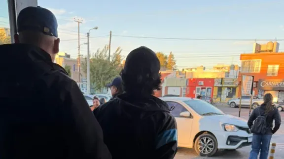 Quiso llevarse chocolates escondidos entre la ropa y lo descubrieron