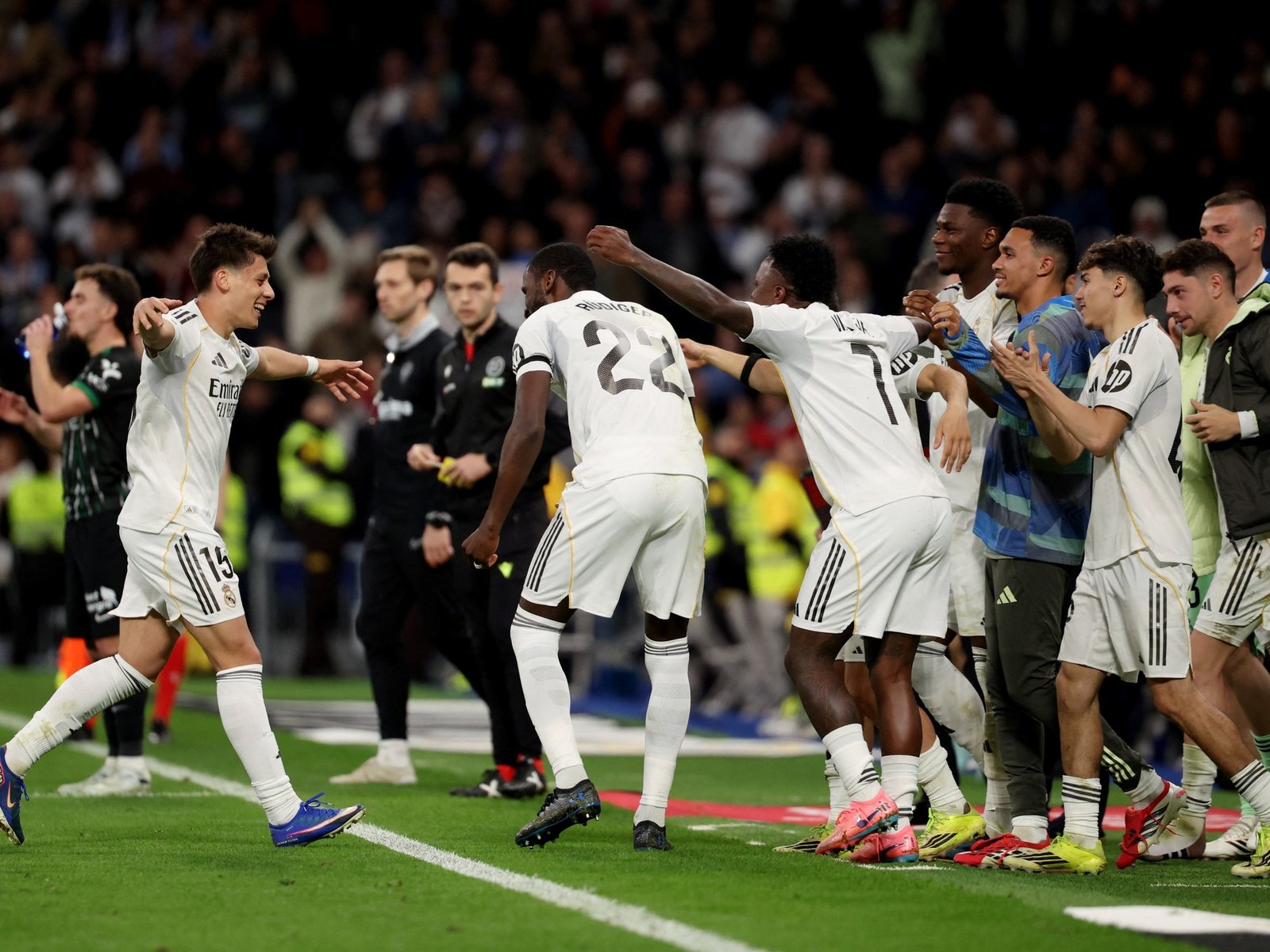 Real Madrid goleó al Elche con un golazo de Arda Guler desde detrás de mitad de cancha a un arquero argentino