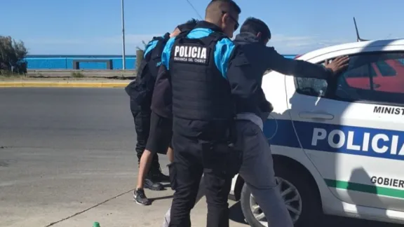 Robaron gaseosas de un comercio y fueron atrapados por la policía