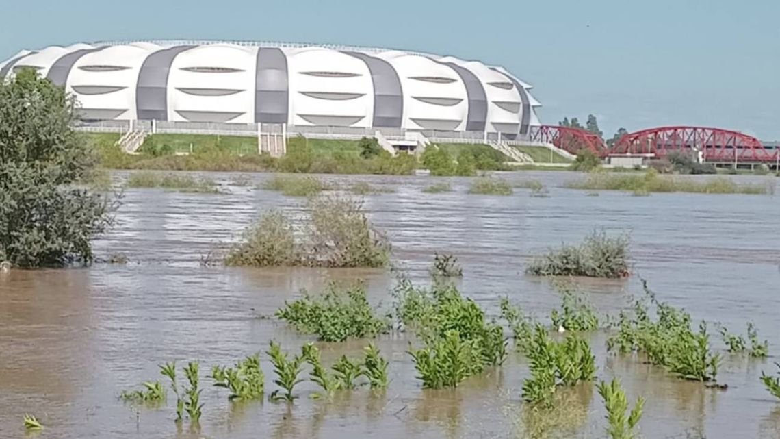 Sigue el alerta roja en Santiago del Estero: el río desbordó y está a metros del Estadio Unico