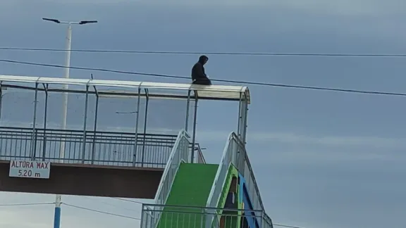 Tensión en zona norte: un hombre se subió a un puente y se teme por su integridad