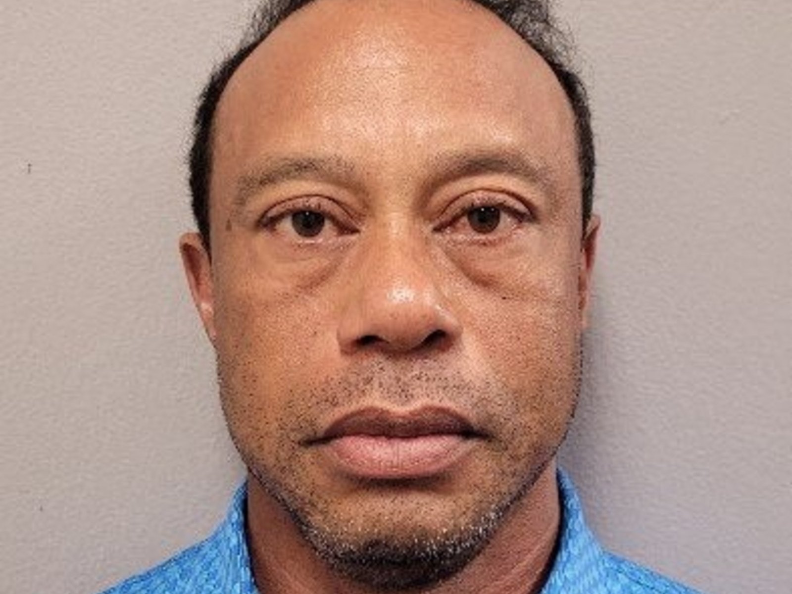 Tiger Woods fue liberado tras pasar ocho horas en un calabozo después de volcar con su camioneta y negarse a realizar un análisis de orina