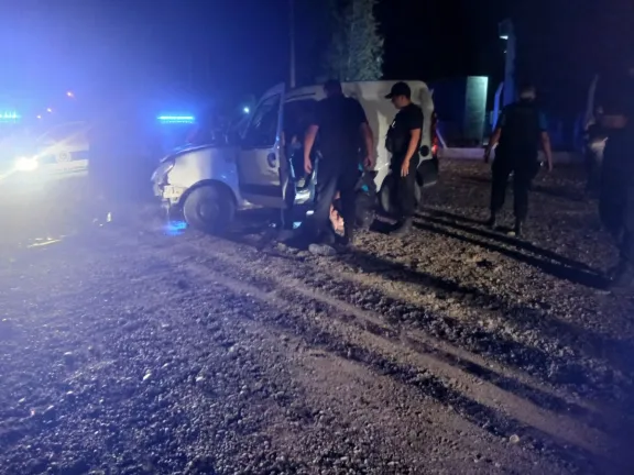 Trelew: Casas tiroteadas, peleas callejeras y un ladrón que chocó un móvil policial con un vehículo robado