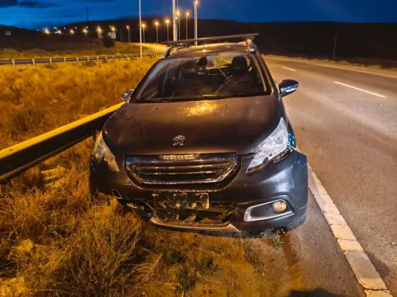 Un auto chocó contra un guardarraíl durante la madrugada