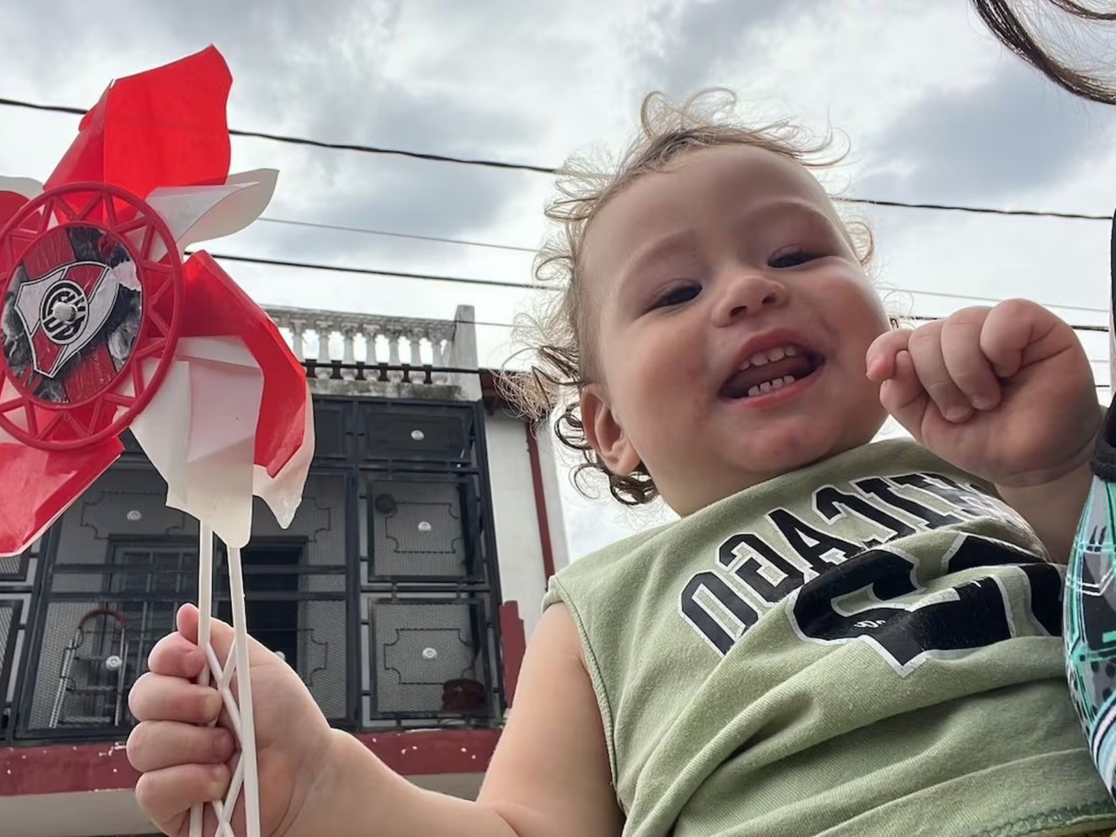 Un bebé de un año se atragantó con una uña postiza y murió asfixiado en Los Polvorines