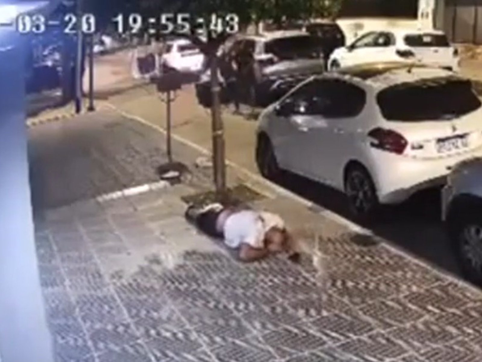 Un policía disparó al menos 10 veces para evitar que dos ladrones le robaran el auto