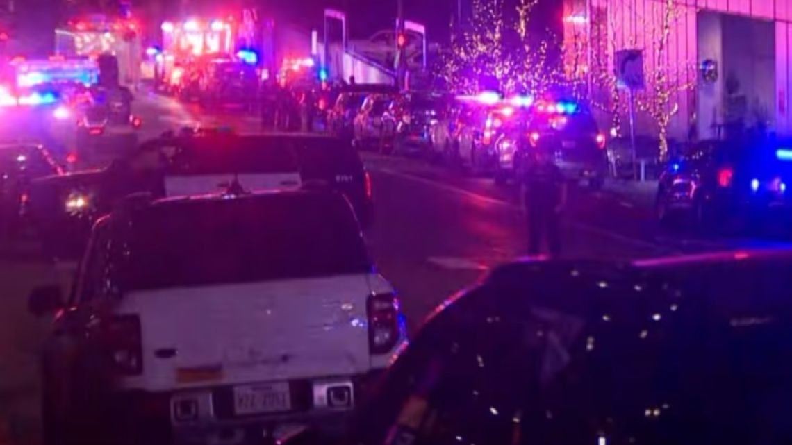 Un tiroteo en un bar de Texas dejó dos muertos y 14 heridos: el atacante abatido por la policía