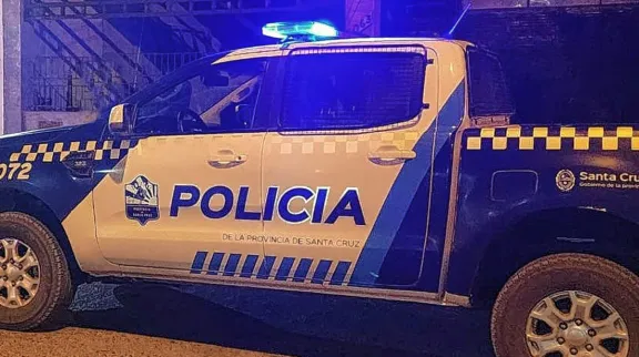 Una joven recibió un disparo con el arma reglamentaria de su pareja policía