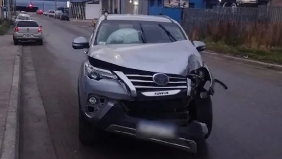 Ushuaia: chocó contra un poste, se fugó y fue detenido tras dar positivo de alcoholemia