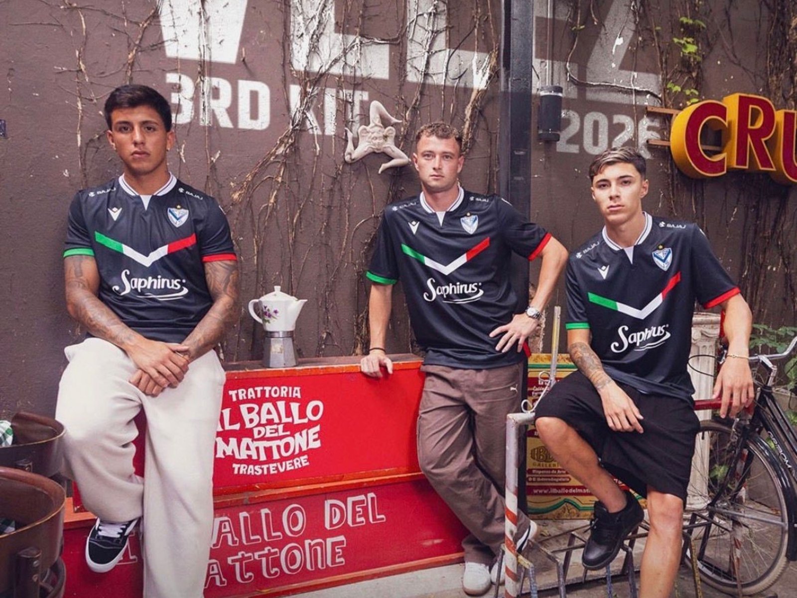 Vélez presentó su nueva camiseta en la Embajada de Italia :: Olé