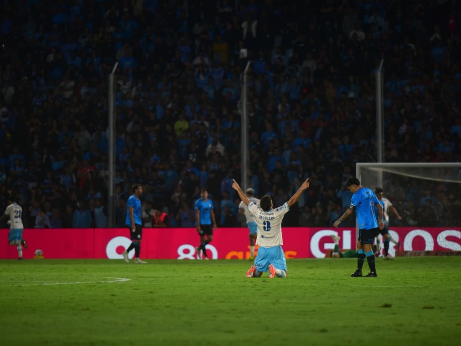 Video: el patadón de Rojo a su compañero Di Cesare y su error en el gol de Belgrano :: Olé