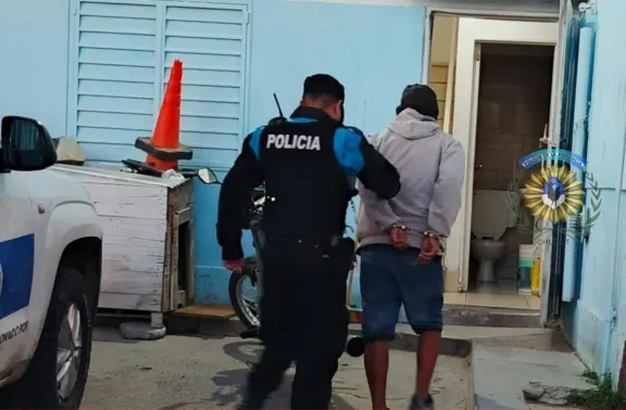 Violentó una ventana, entró a una casa y se quedó dormido en la cocina