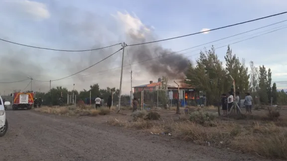 Voraz incendio destruyó por completo una vivienda en Km 17