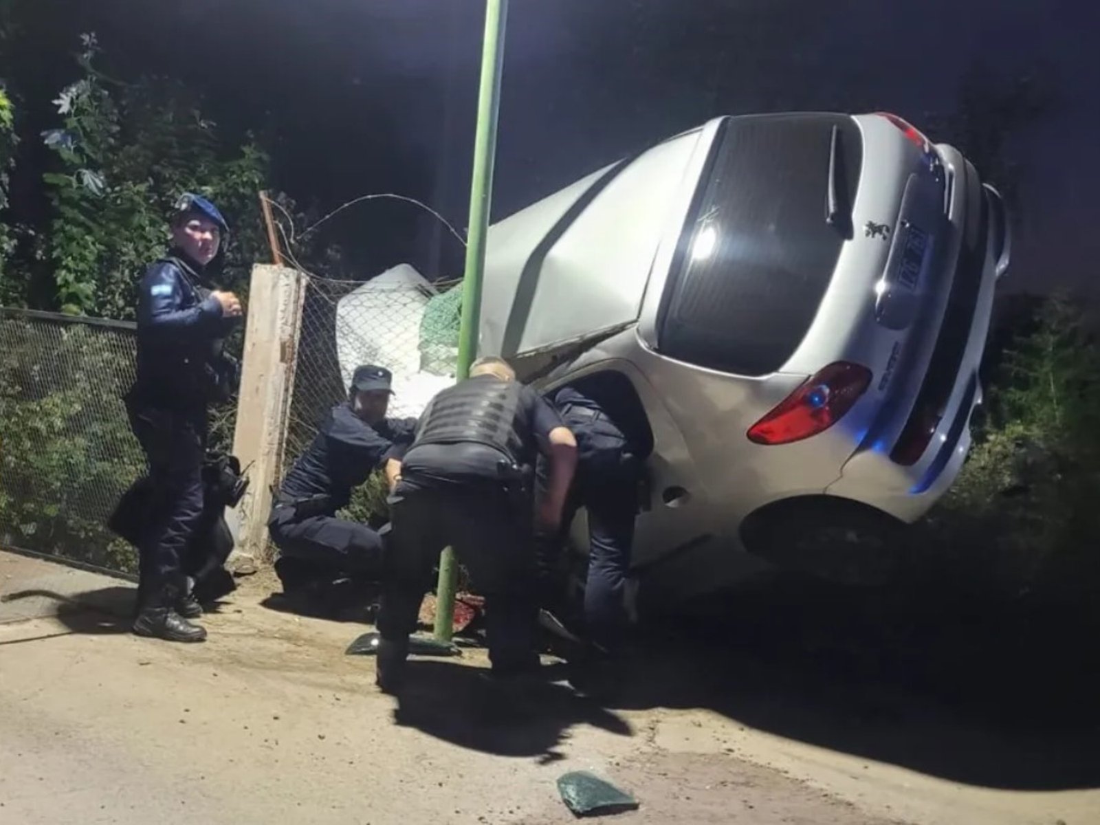 chocaron contra un poste y murió una joven de 19 años