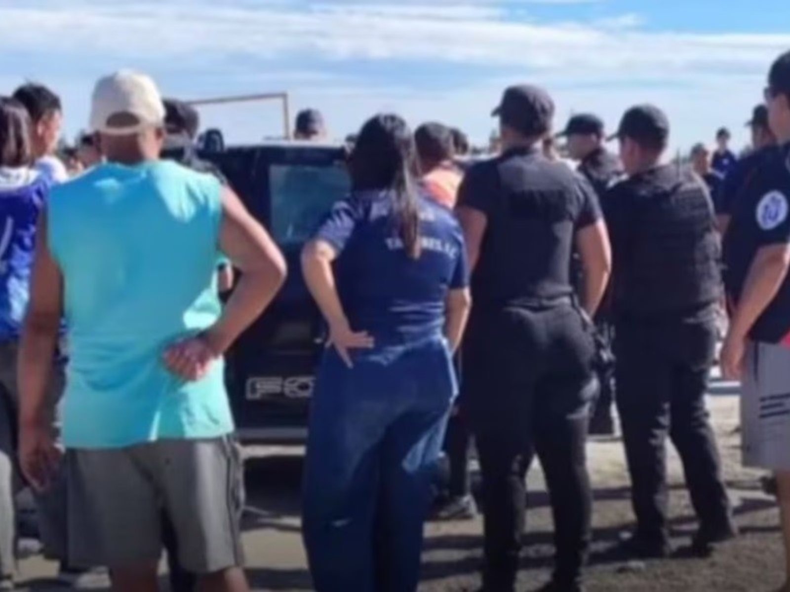 detuvieron a un árbitro en un partido de fútbol amateur en Chubut que dirigía con tobillera electrónica y le pegó a un policía