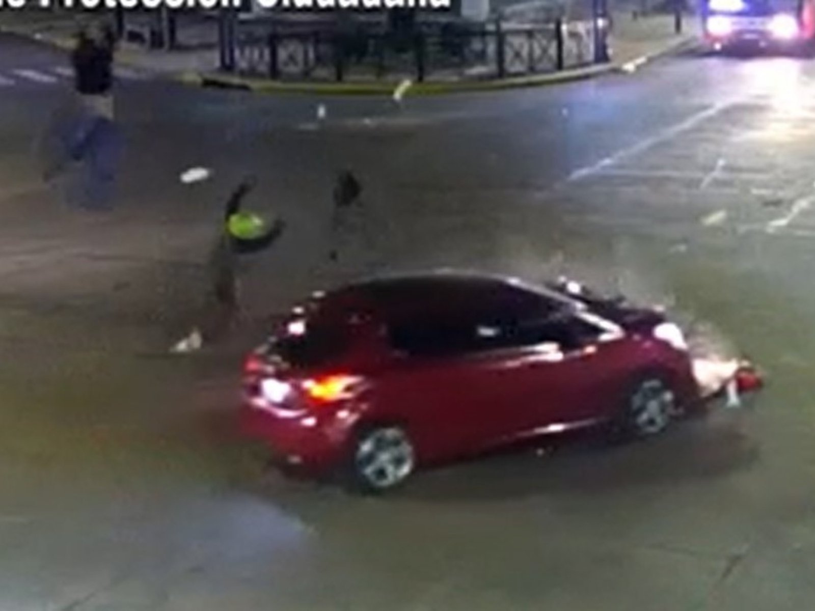 dos motociclistas salieron volando por el aire tras embestir un auto por cruzar en rojo