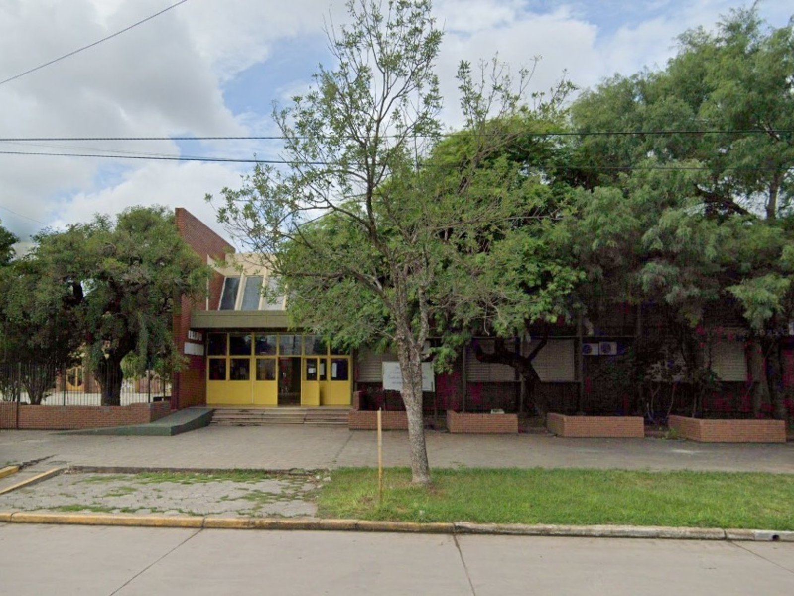 el agresor disparó entre 4 y 5 veces y fue detenido por un empleado de la escuela Mariano Moreno que le quitó la escopeta