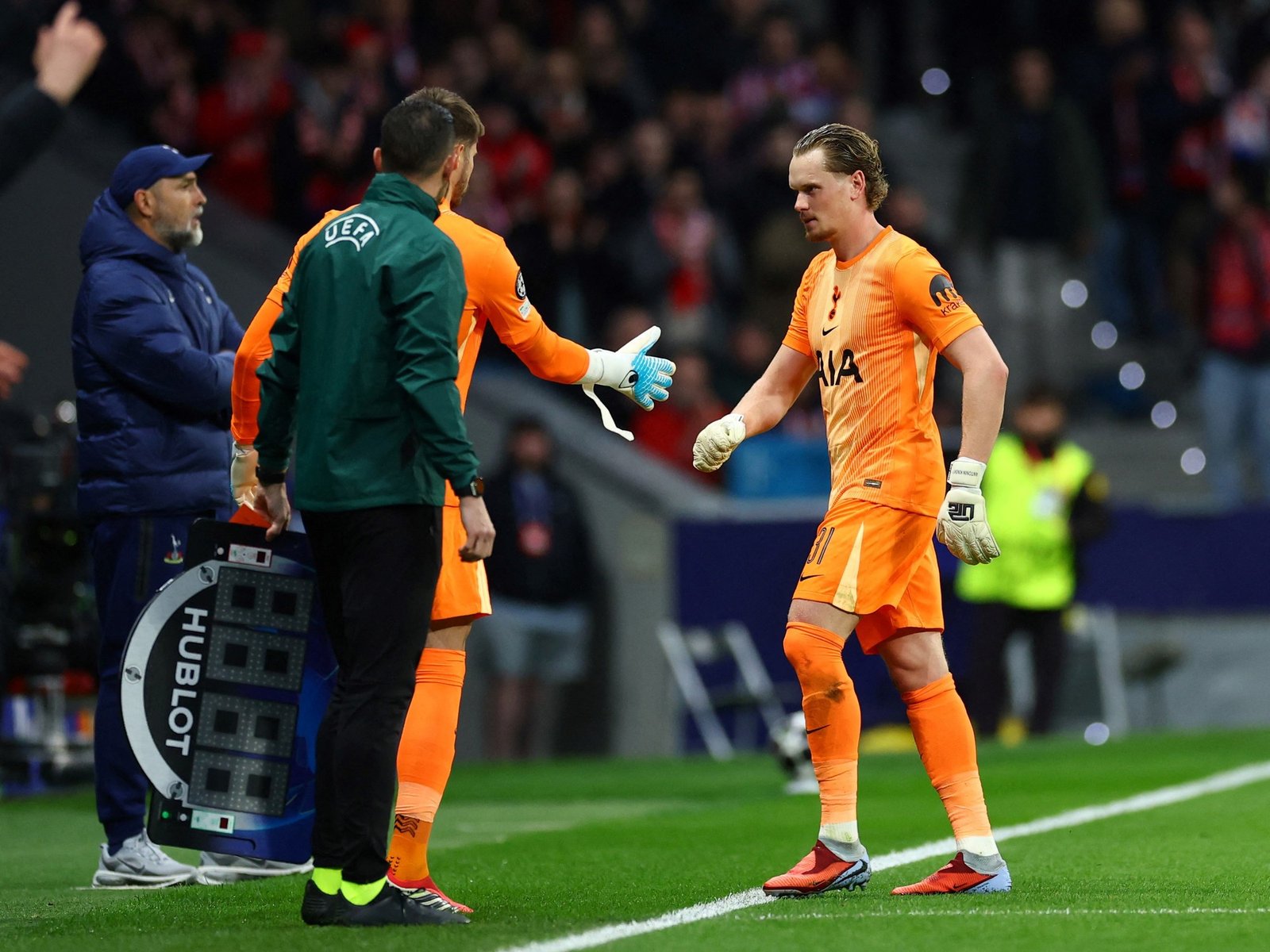 el arquero de Tottenham se comió tres goles ante Atlético y lo sacaron a los 15 minutos