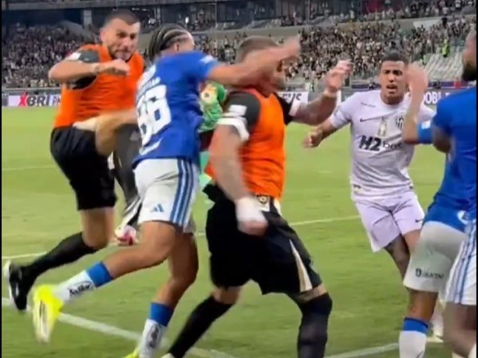 el lapidario informe de la batalla entre Atlético Mineiro vs Cruzeiro que no desbancó a un partido del fútbol argentino del récord Guinness