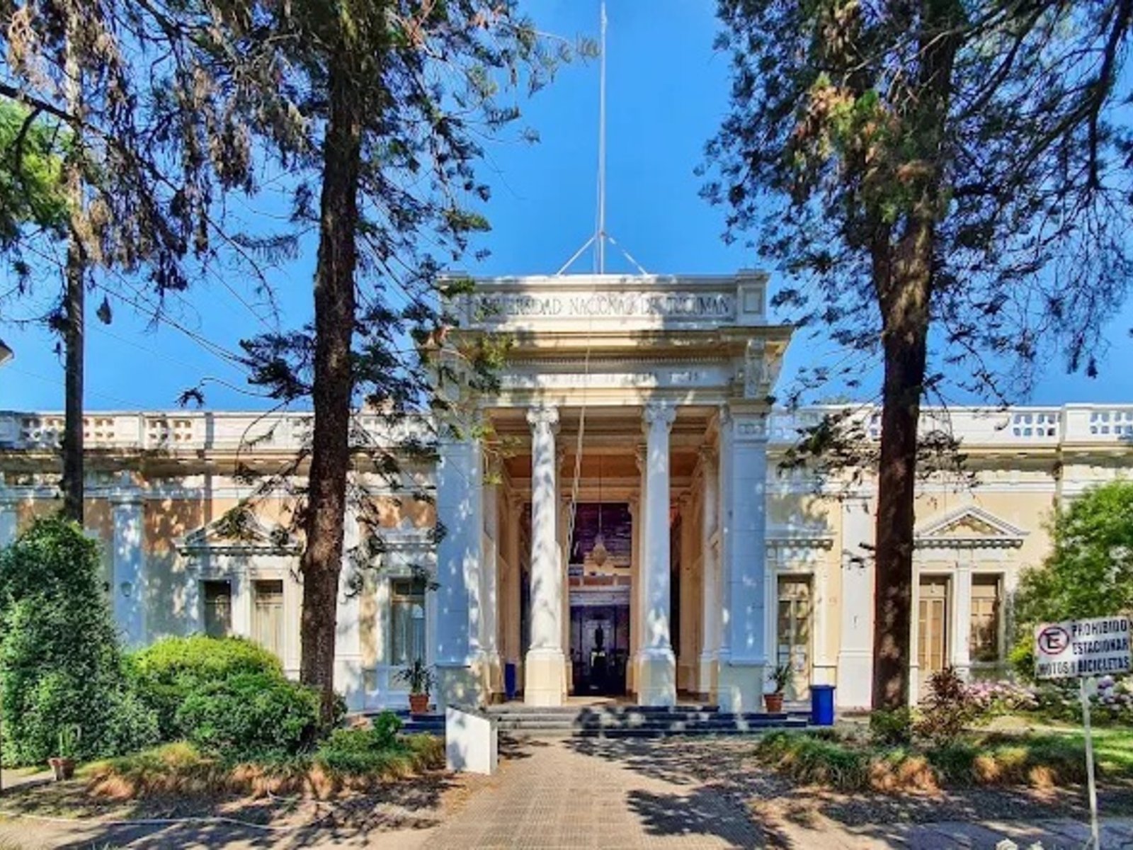 el rector busca un tercer mandato y opositores van a la Justicia para impedirlo