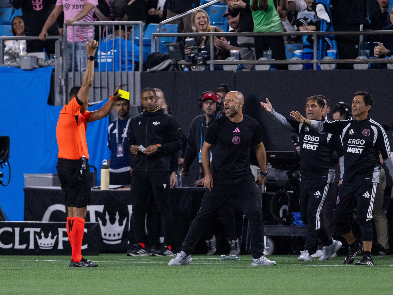 explotó con un árbitro, lo echaron y se fue peleando con el público de Charlotte