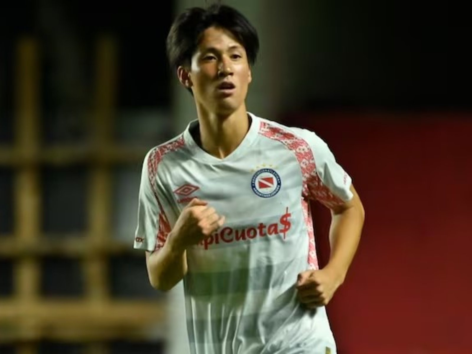 habla "poquito" español y tuvo que googlear el club antes de hacer el empate vs Barracas Central