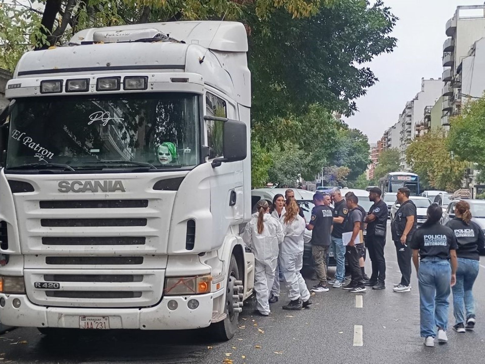 hallaron una carga de ketamina líquida en el falso tanque de un camión en pleno Caballito