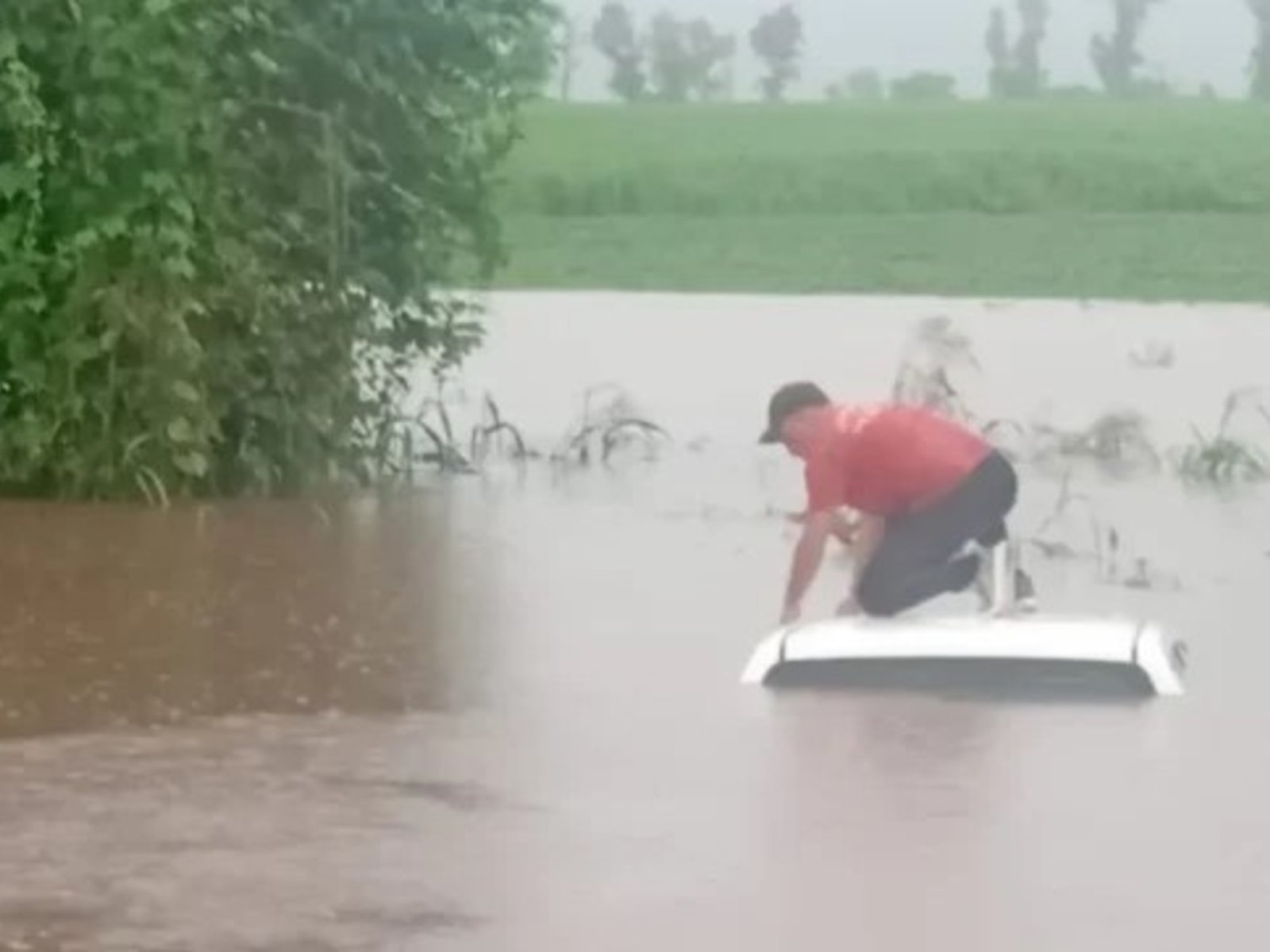 inundaciones, rutas cortadas y hasta una camioneta bajo el agua tras la caída de 170 milímetros de lluvia