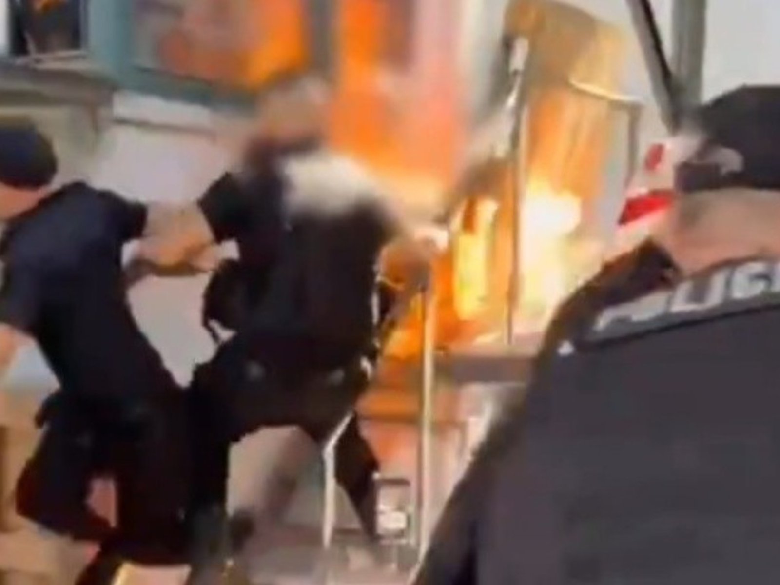 investigan si las llamas fueron por el mal uso de una Taser