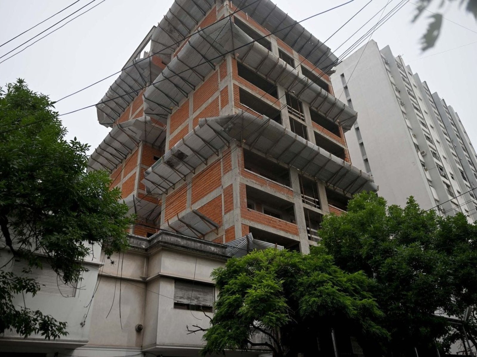 la constructora denunciada por Pedro Troglio y otras cinco personas se vendió y hay alerta