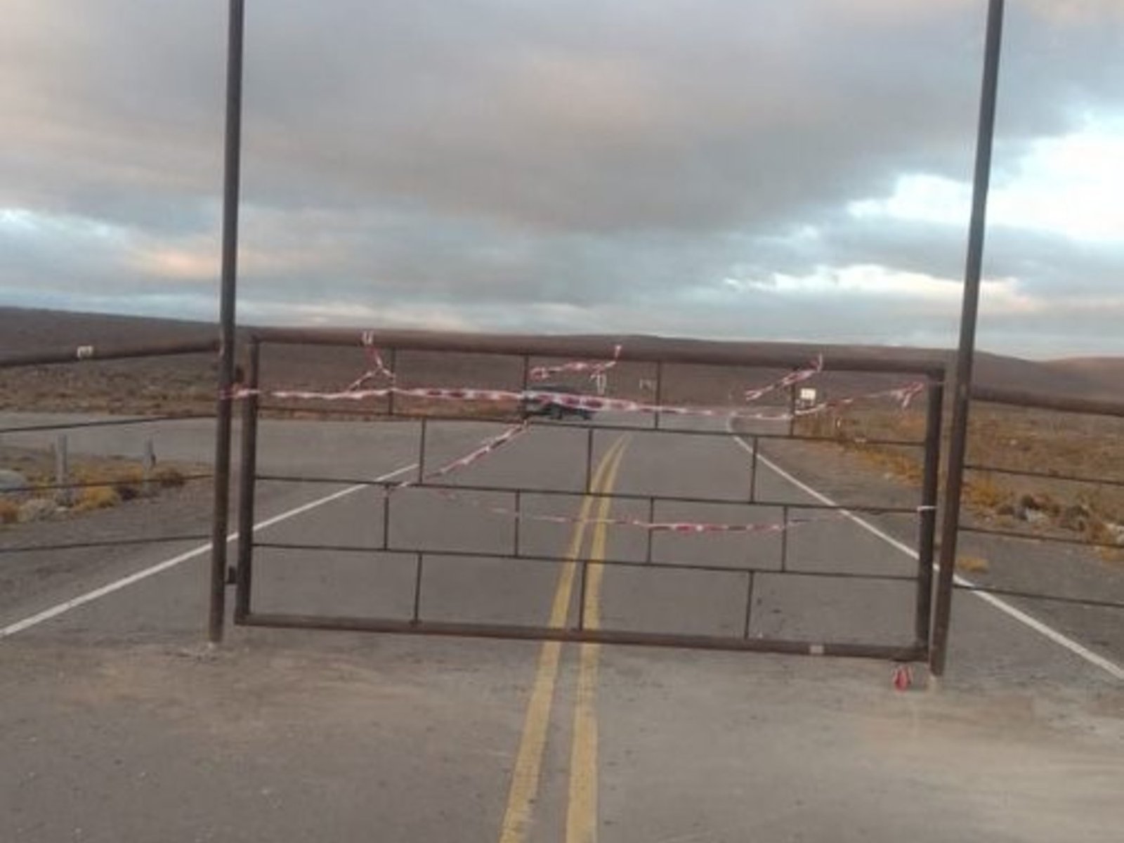 la dueña de un campo en Chubut cortó una ruta provincial con una tranquera de metal