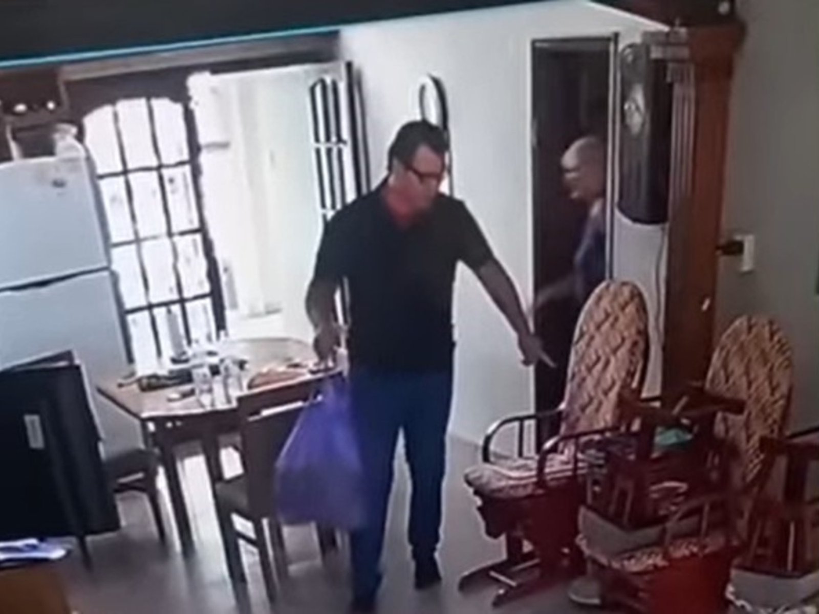 le robó 400 mil dólares a una jubilada y se fue en monopatín