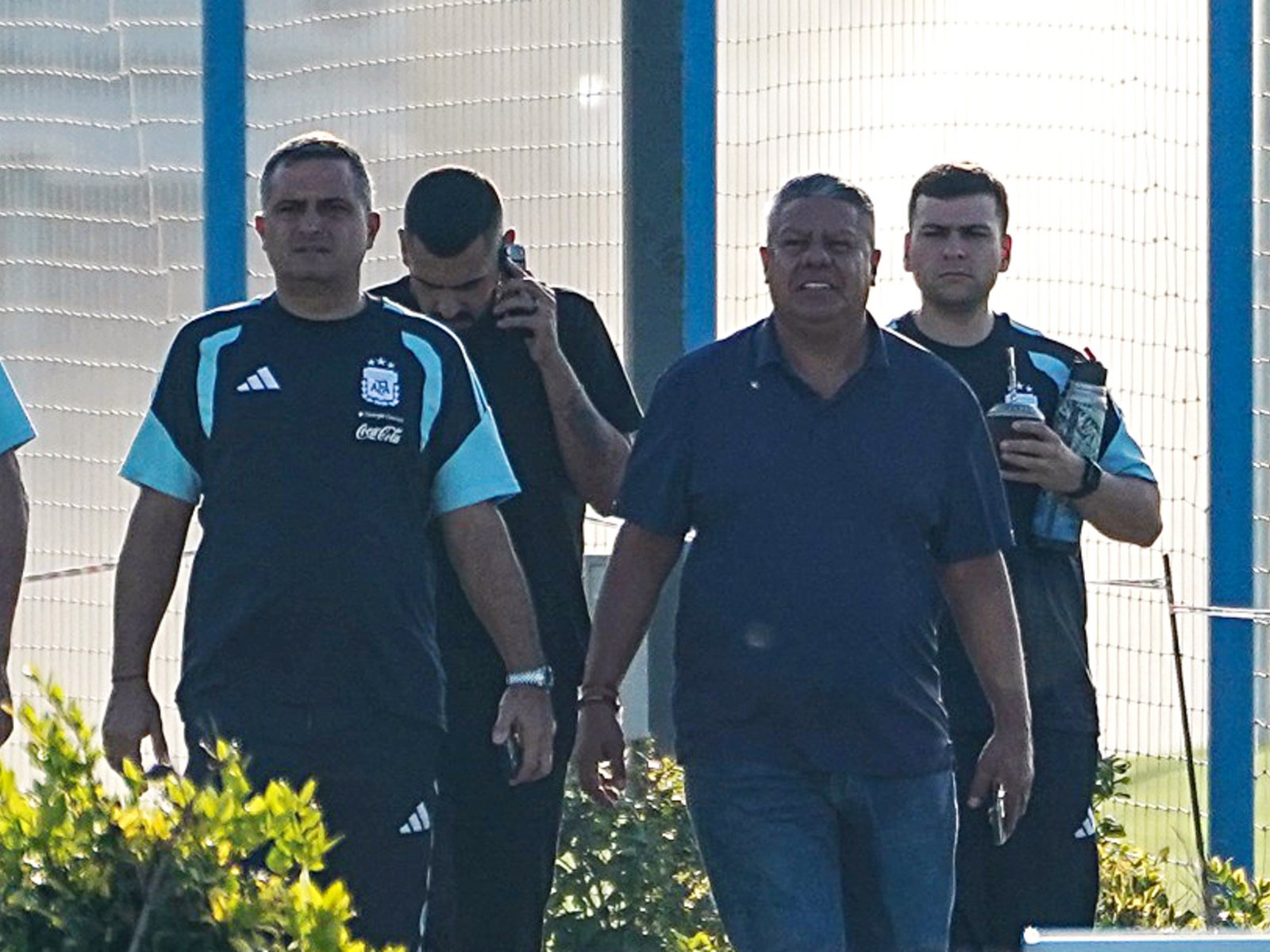mate y sonrisas mirando a lo lejos el entrenamiento de Messi y la Selección, tras ser procesado